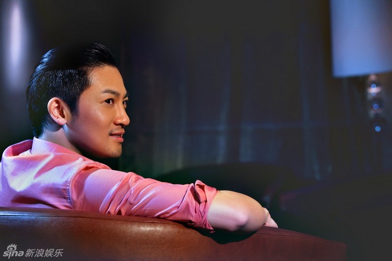 新浪娱乐讯 苏有朋近日拍摄了一组高贵气质写真,透过色彩艳丽的衬衣