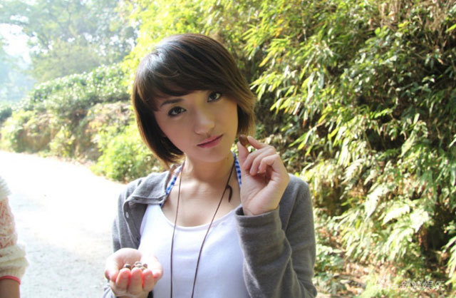 新浪娱乐讯 浙江传媒学院校花李晞媛近日成为《校园志》十九期封面