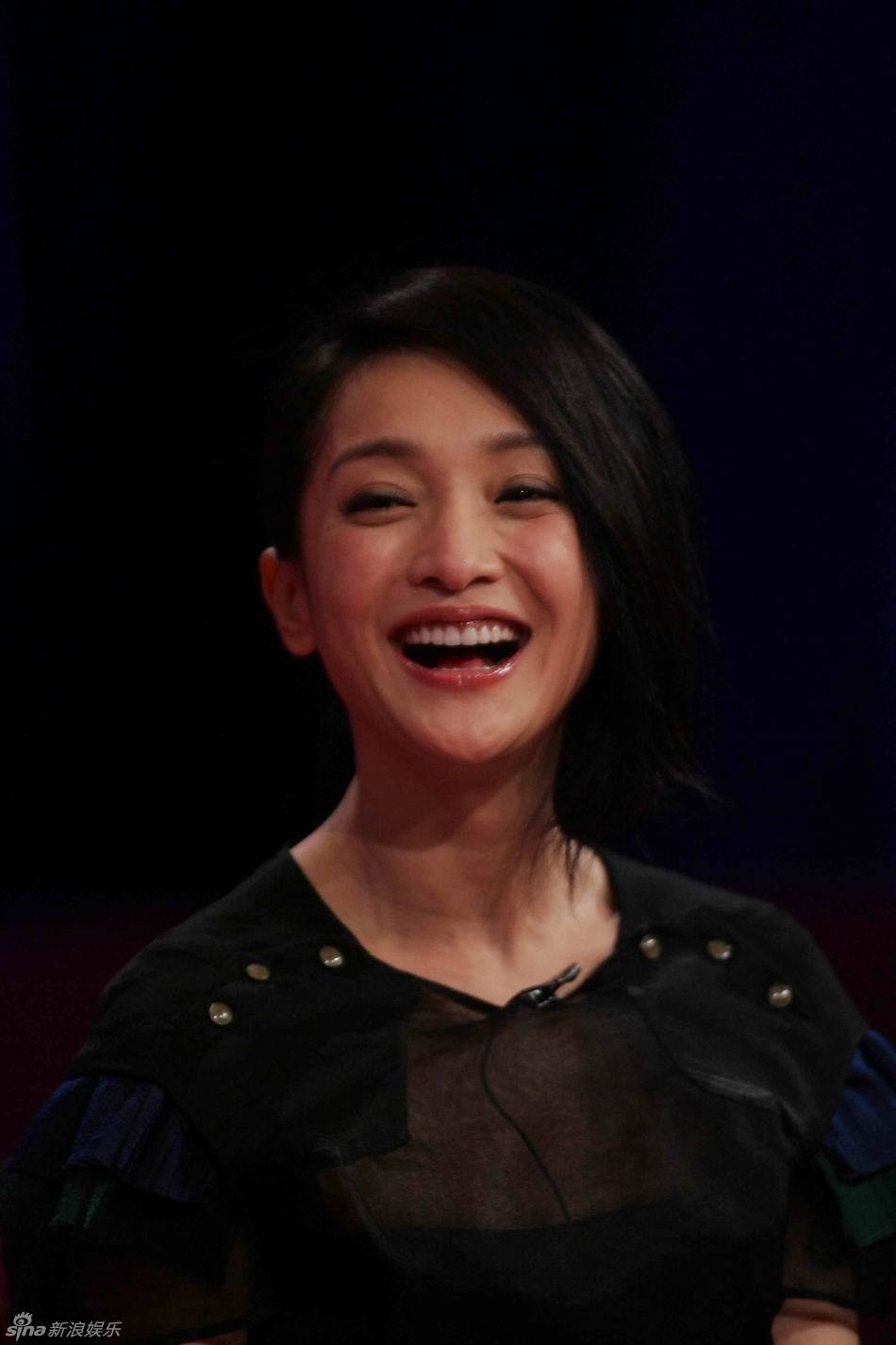 周迅开怀大笑