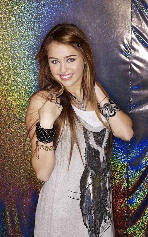 麦莉-赛勒斯身穿前卫猫头鹰