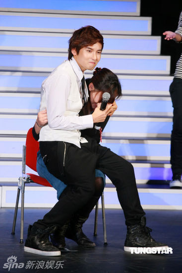 厉旭坐女歌迷大腿