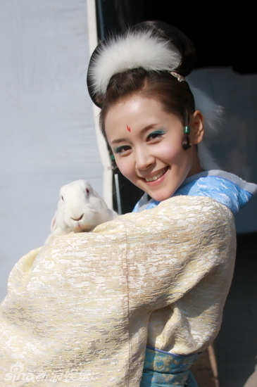 开心与兔子合影