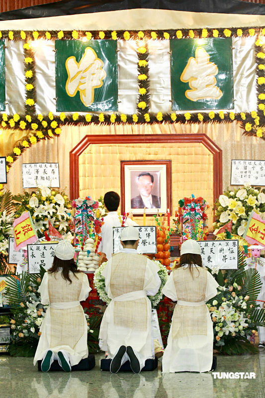 香港无线电视演员的陈鸿烈,于2009年11月24日因心脏病发突然去世,并于