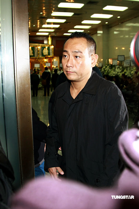 高清:已故艺人陈鸿烈设灵 蔡少芬佘诗曼素颜现身