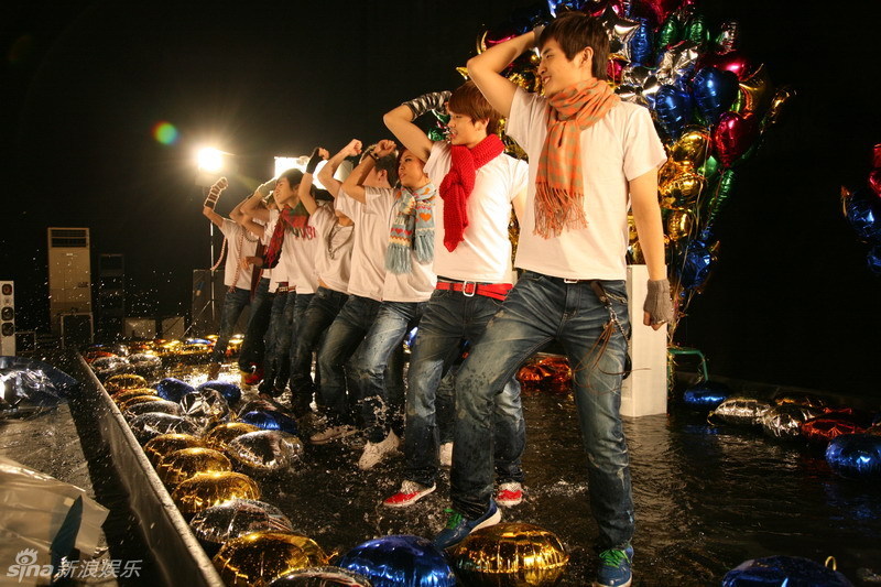 高清:李宇春率天娱群星拍摄跨年mv 齐步向快乐出发_高清图集_新浪网