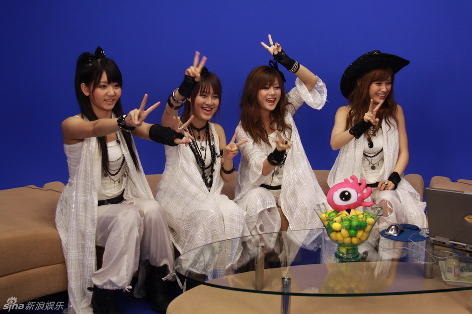 四位成员摆可爱pose