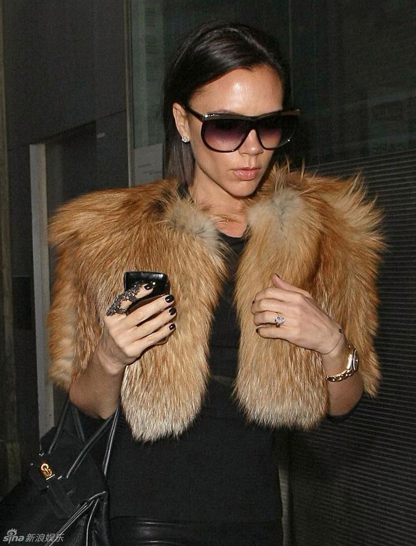 维多利亚戴着墨镜