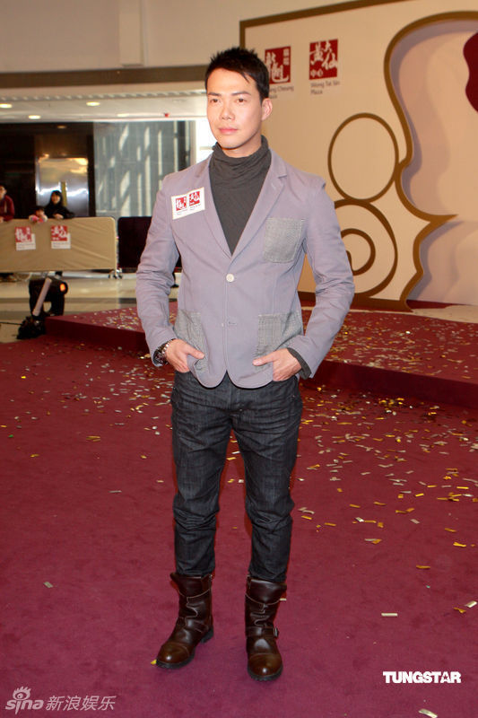 谢天华帅气亮相