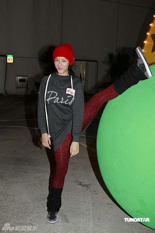 李笼怡大秀腿功