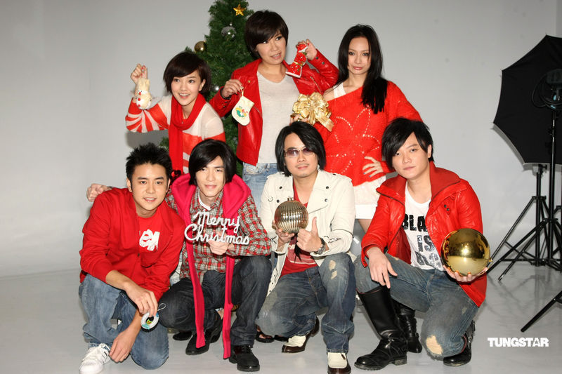 拍大片  新浪娱乐讯 2009年12月14日台北讯,今天华纳唱片艺人萧敬腾