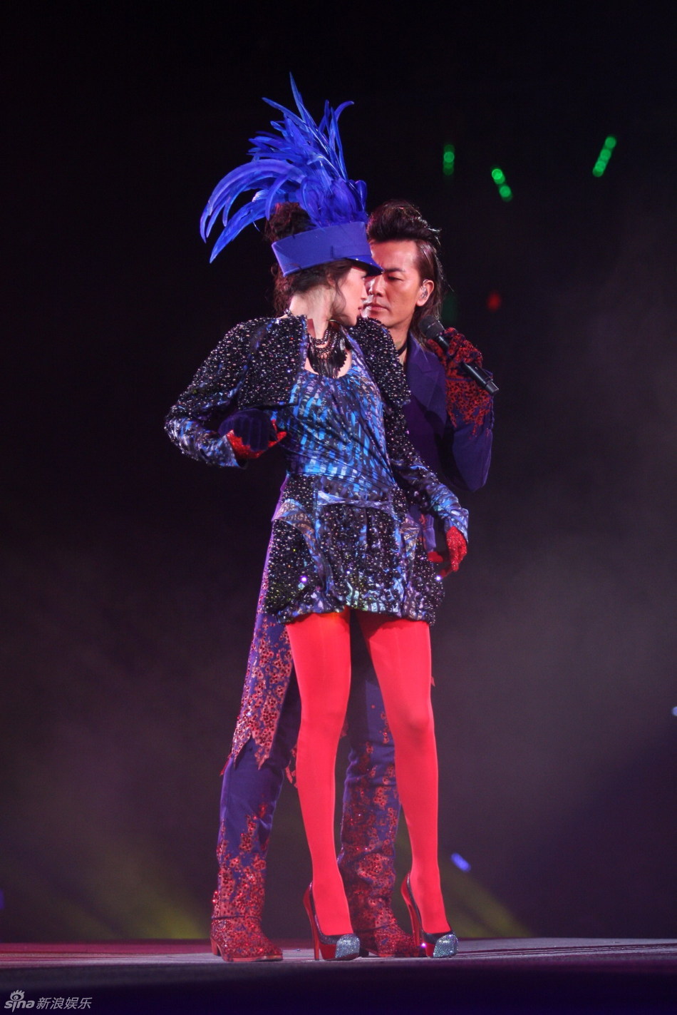 高清组图:郑伊健演唱会 舒淇登台与其热吻