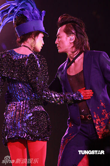 高清组图:郑伊健演唱会 舒淇登台与其热吻