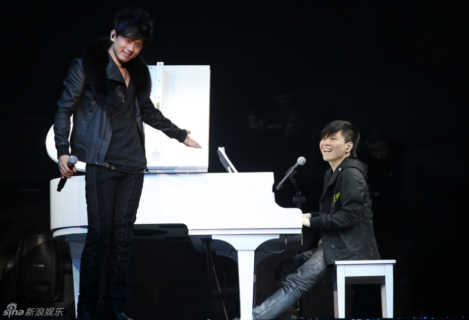 高清图:张杰北京个唱谢娜助阵 唱情歌隔空秀恩爱
