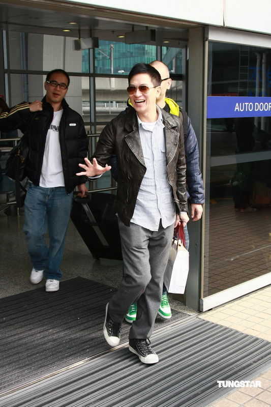 新浪娱乐讯 赴台湾参加亚太影展获封影帝的张家辉于今日(12月20日)返