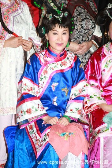 柳影虹仪态端庄