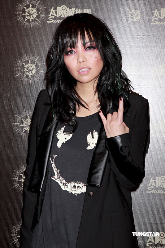 张惠妹摆摇滚手势