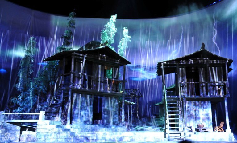 第一次看到舞台效果的人一定会对水墨景观印象深刻