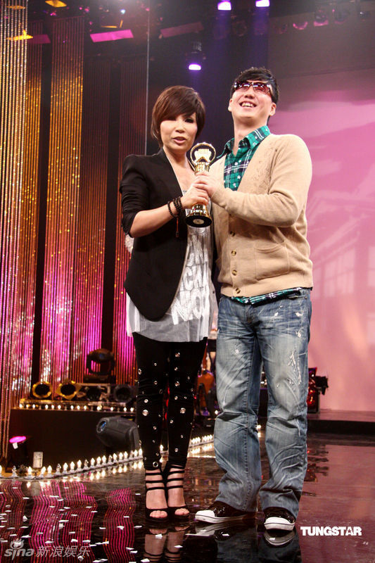 黄小琥沾萧煌奇奖杯喜气