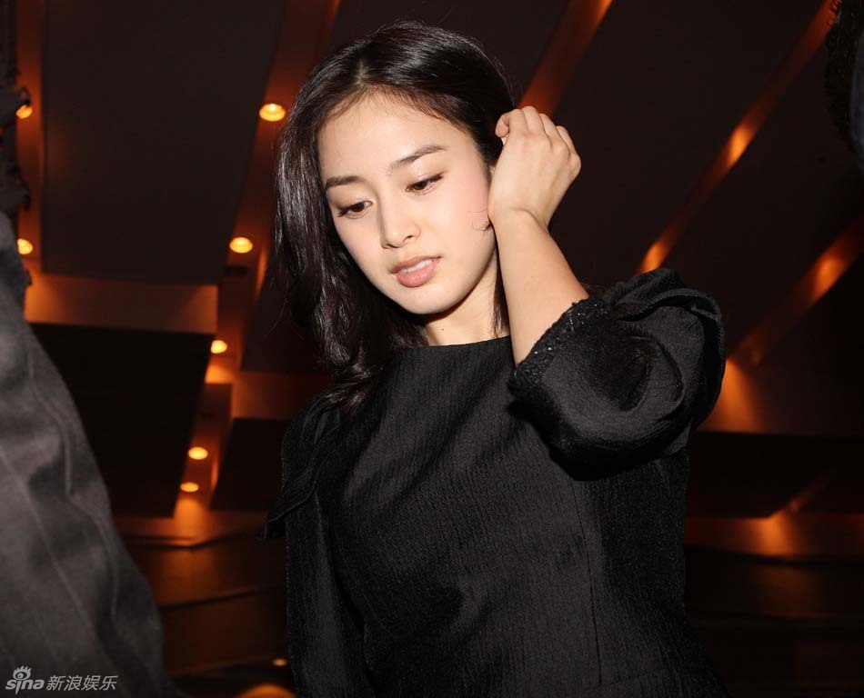 金泰熙轻抚秀发