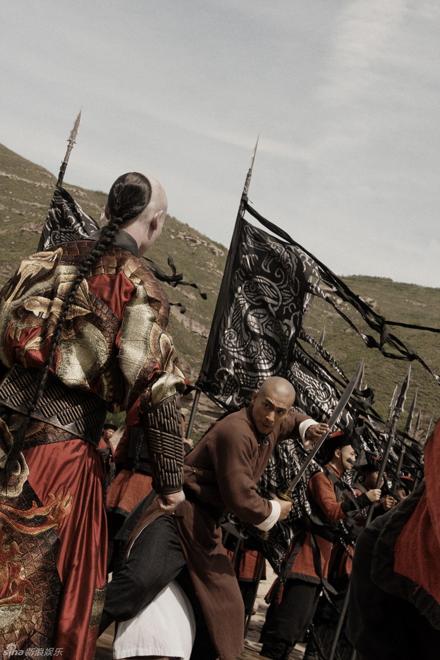 新浪娱乐讯 袁和平执导的武侠电影《苏乞儿》日前曝光一组剧照.