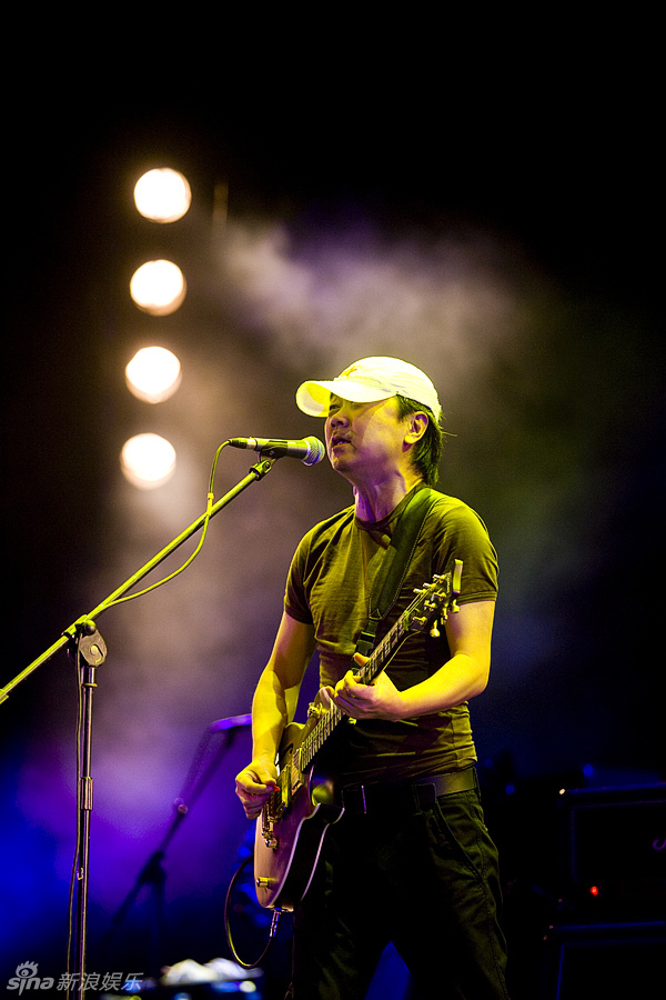 娱乐频道2009年高清幻灯集 > 崔健激情开唱 (2)