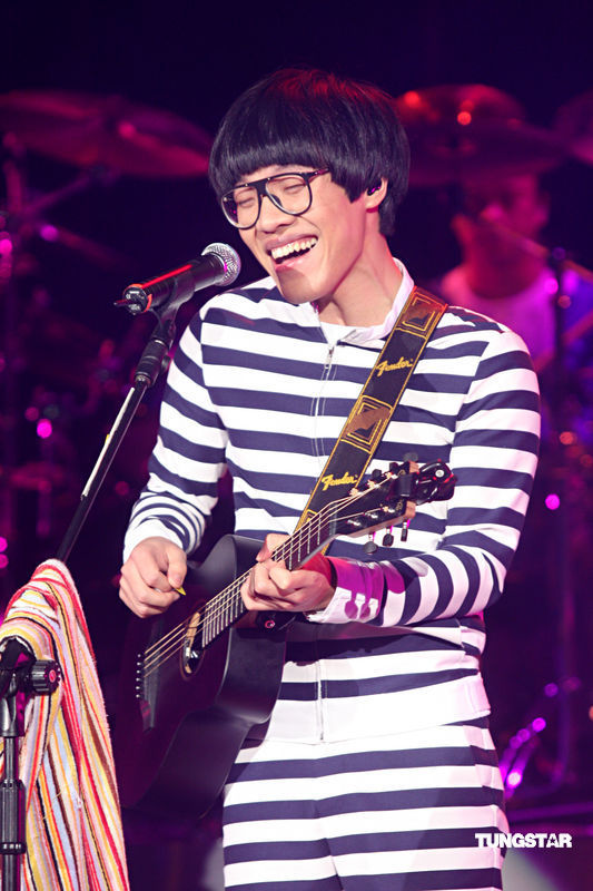 卢广仲吉他表演