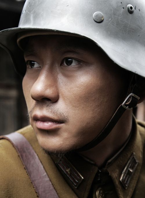 新浪娱乐讯 12月25日北京消息,华谊一线小生李晨凭借在热播剧《生死线