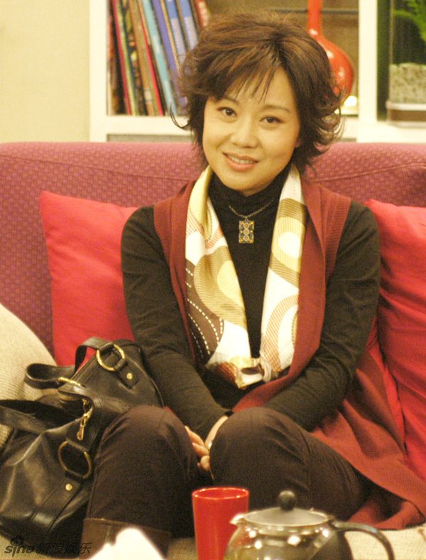 闫妮将一改以往风情老板娘的形象,转型出演一位知性都市女郎.