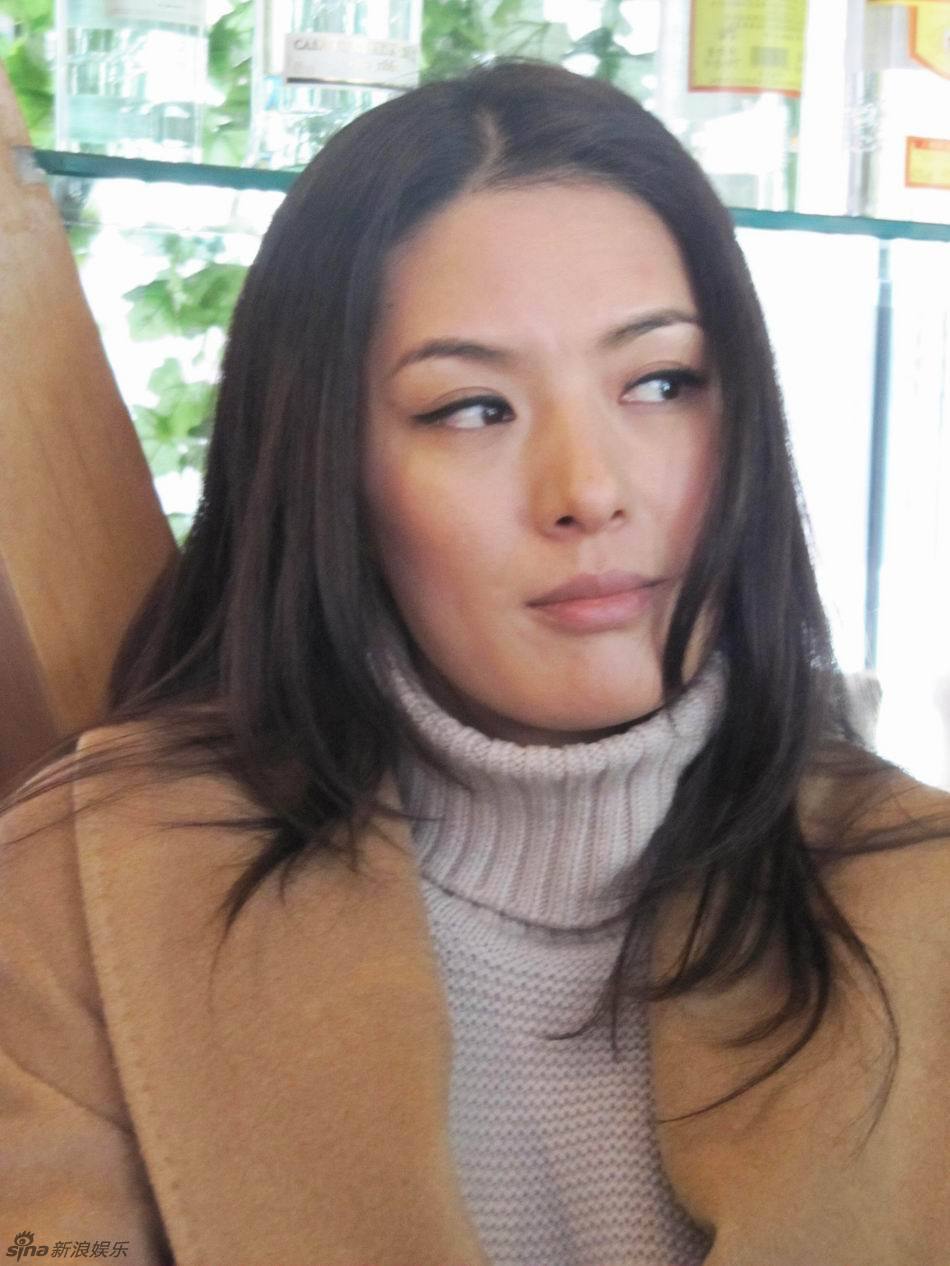 马艳丽拍戏空档在咖啡室休息