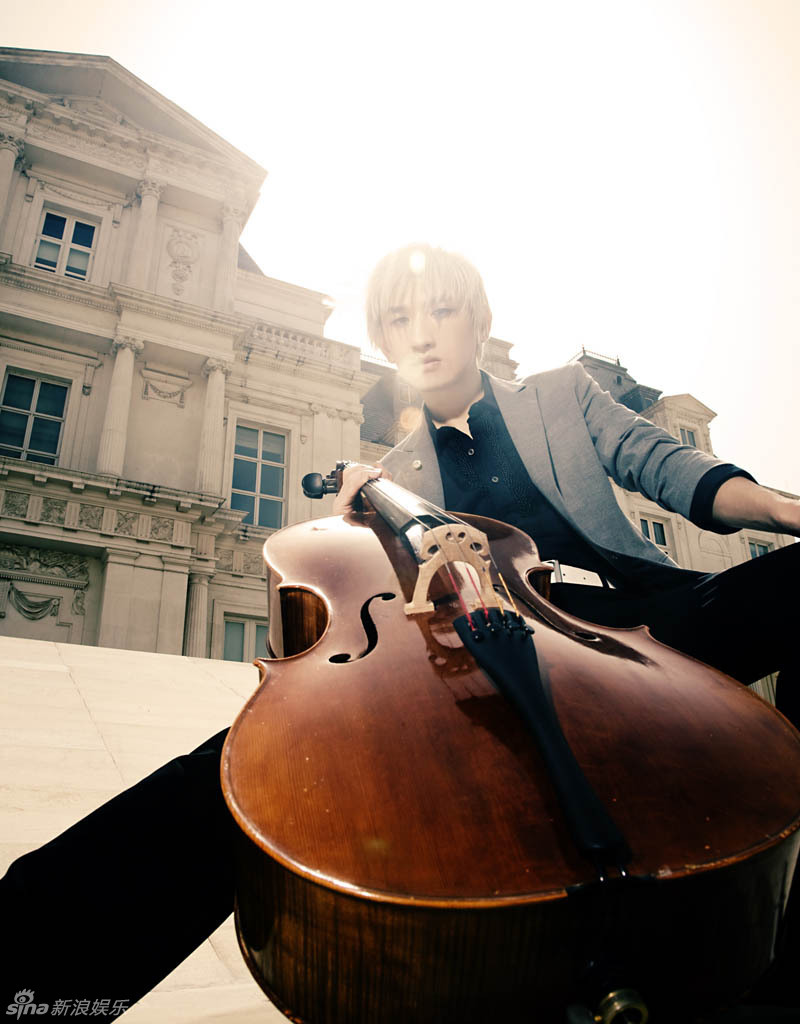 高清图:后弦花甲白发拍写真 低吟大提琴弹古颂今_高清图集_新浪网