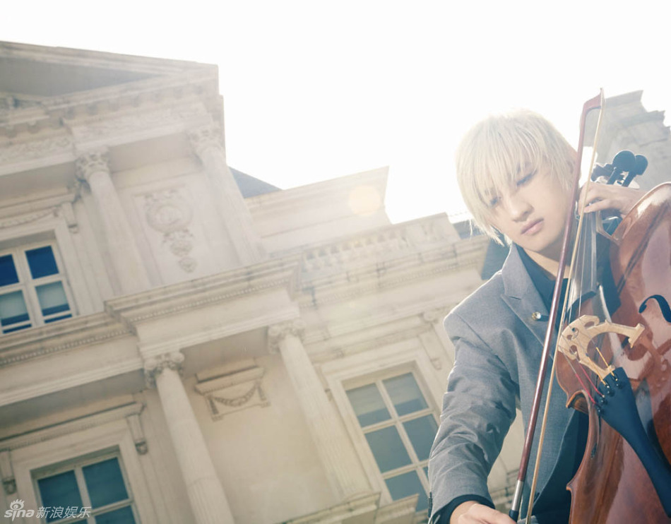 高清图:后弦花甲白发拍写真 低吟大提琴弹古颂今_高清图集_新浪网