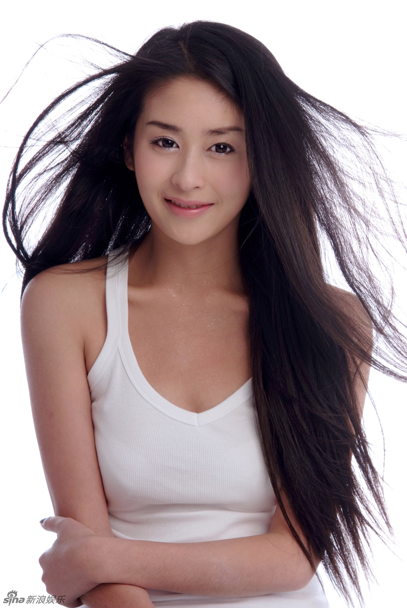 在这组写真中,颖儿身着白色背心,秀发曼妙飞扬,既展现了自己健康活泼