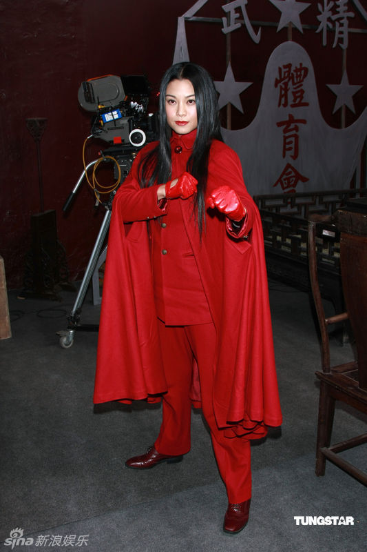 黄奕旗袍装显温婉气质廖碧儿红衣似女鬼诱惑