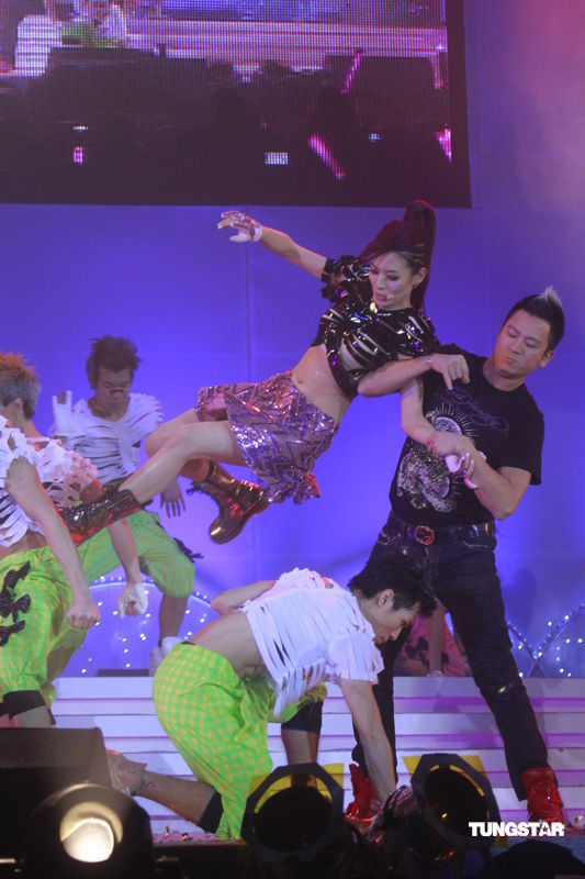 娱乐频道幻灯图集 > 江若琳短裙装扮,大跳贴面舞6新