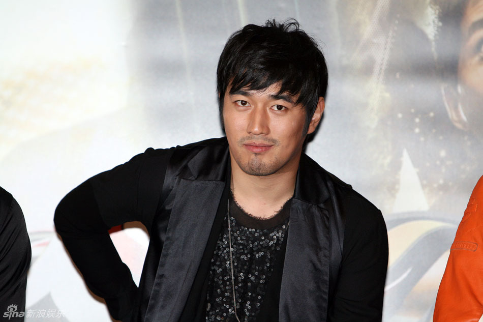 有型 支持   键翻阅图片 列表查看 大图 全屏观看 18 / 21 新浪娱乐讯