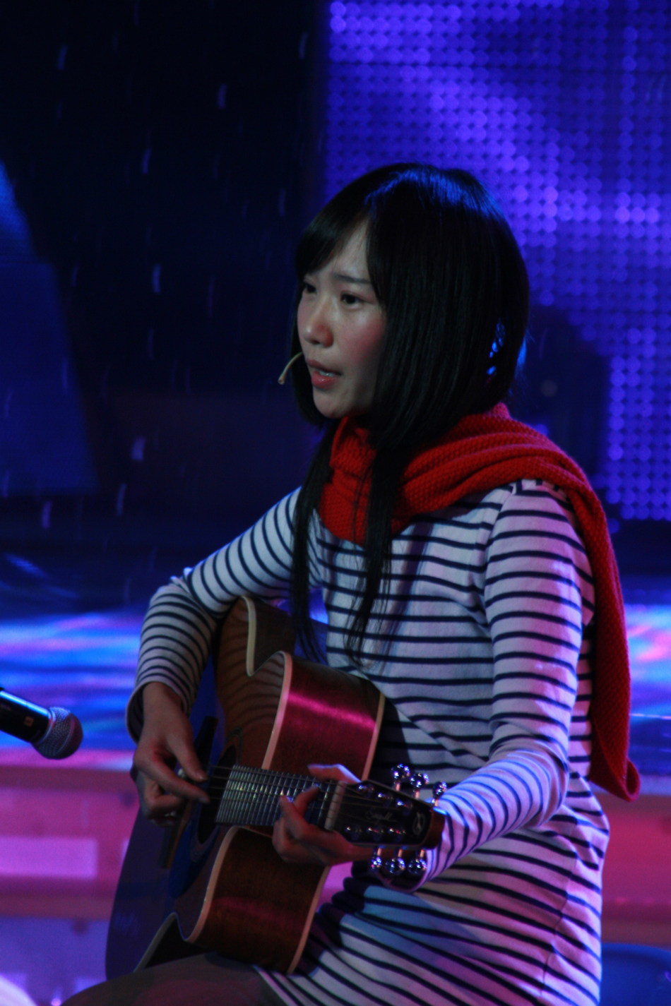 邵夷贝自弹自唱