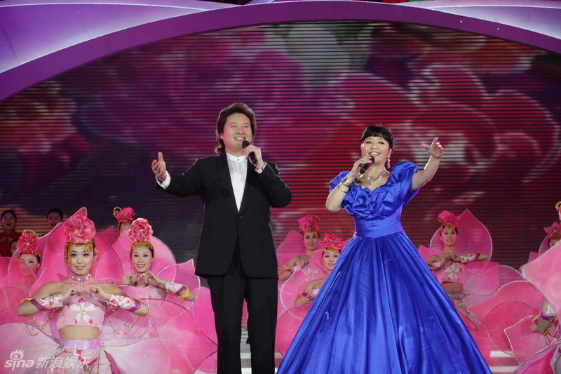 戴玉强(左,殷秀梅(右)演唱主题曲