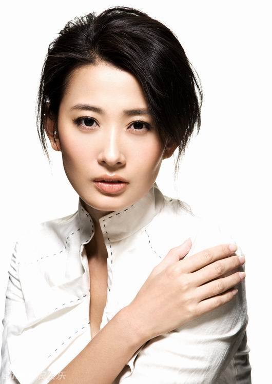 吕夏展露狂野气质