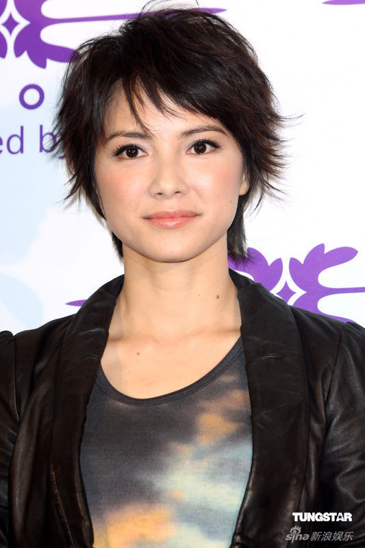 李心洁出席某发型设计名店开幕礼