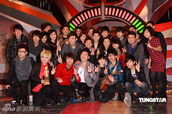 曹格到无线电视城为《劲歌金曲》担任嘉宾主持,并与《超级巨声》的