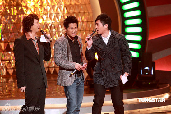 曹格到无线电视城为《劲歌金曲》担任嘉宾主持,并与《超级巨声》的