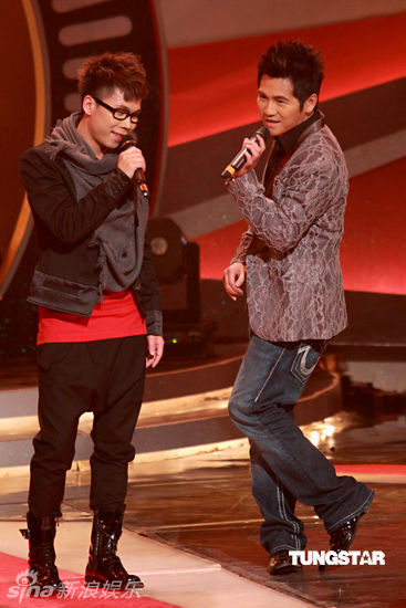 曹格到无线电视城为《劲歌金曲》担任嘉宾主持,并与《超级巨声》的