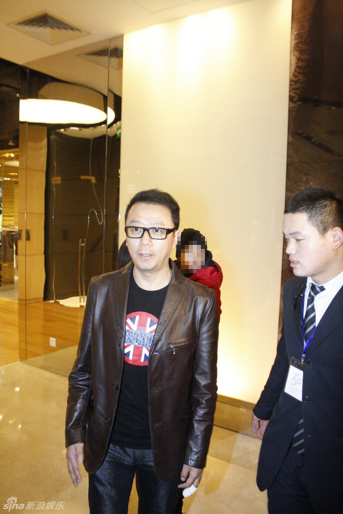 郭涛黑框眼镜彰显个性