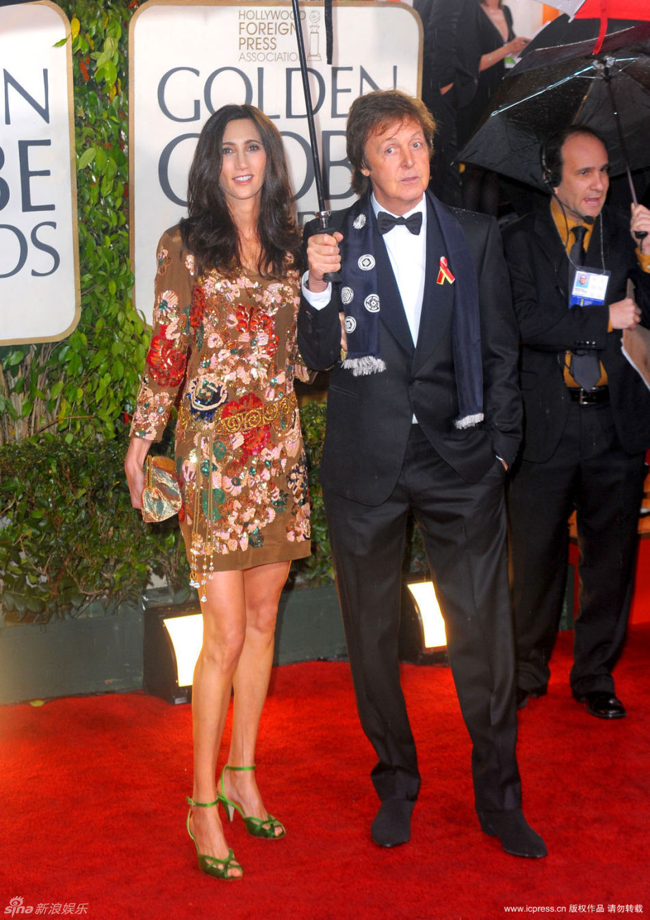 图为保罗-麦卡特尼携未婚妻搞怪亮相红毯.ic/图