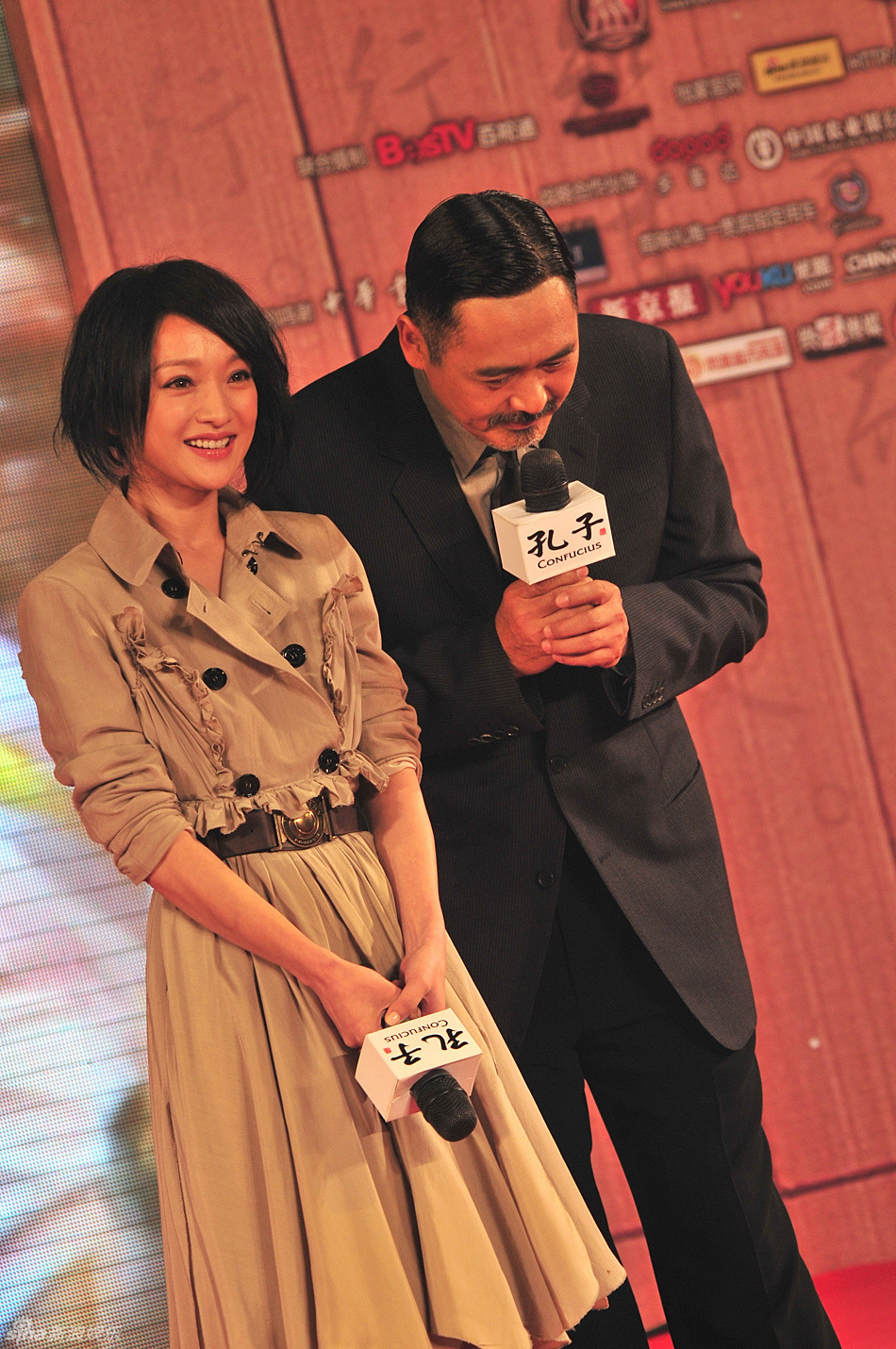 周迅周润发鞠躬