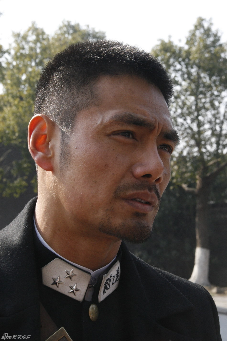 高清图:邵兵上海拍《追捕》 透露自己当导演拍电影_高清图集_新浪网