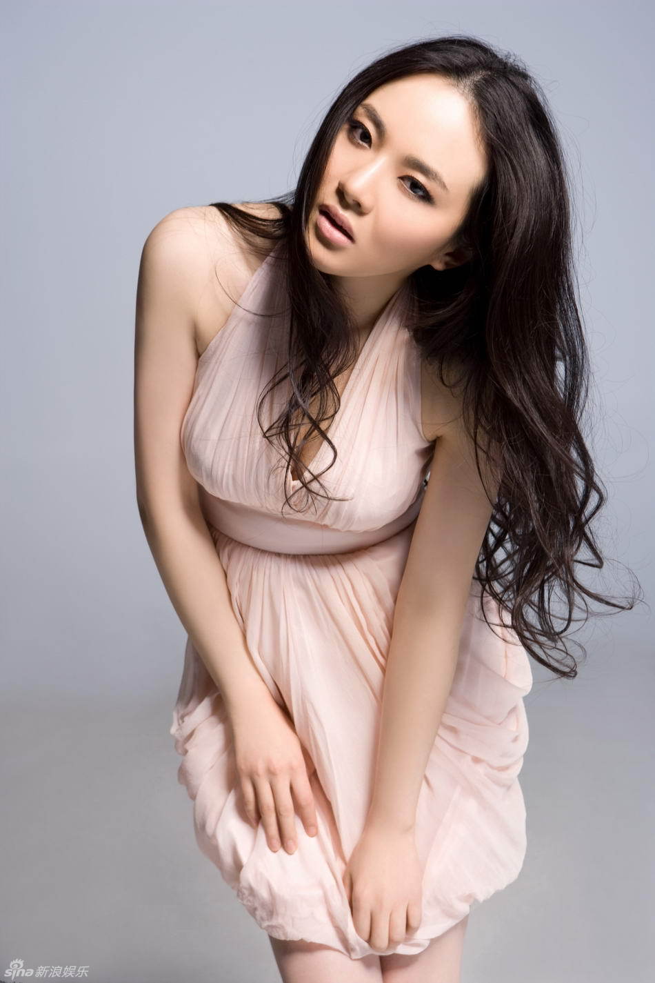 高清图:孟茜白裙拍时尚大片 完美呈现性感优雅姿态