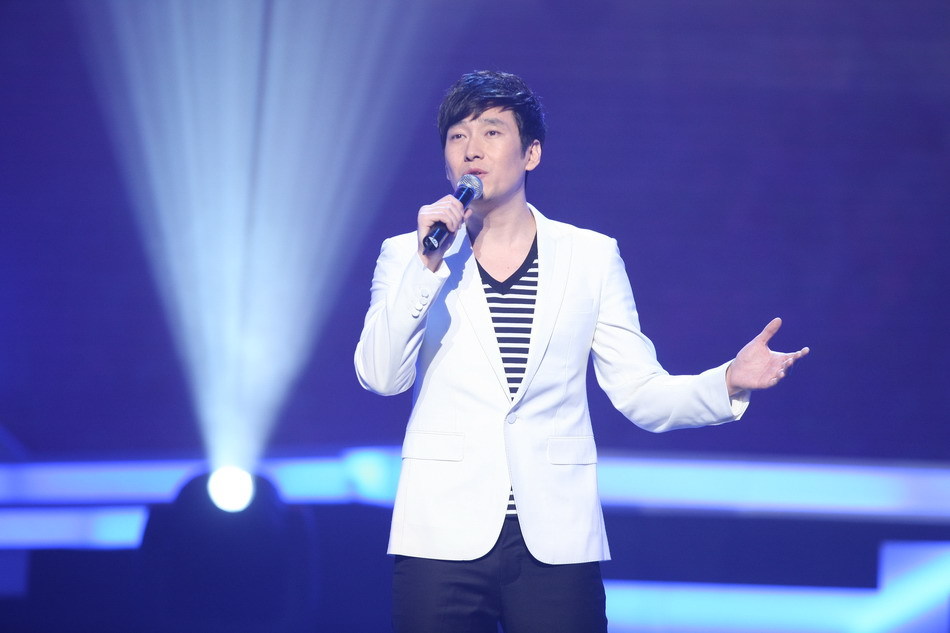 高清组图:新浪网络盛典 满江献唱《中华诵》