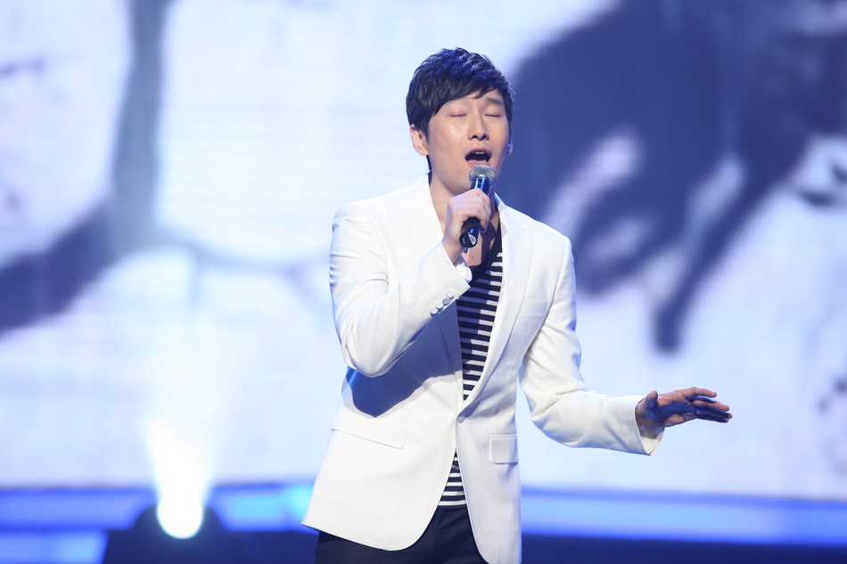 高清组图:新浪网络盛典 满江献唱《中华诵》