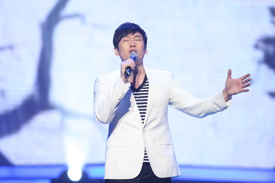 高清组图:新浪网络盛典 满江献唱《中华诵》